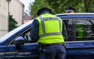 Берлин оставляет жесткие проверки на границах несмотря на требования ЕС