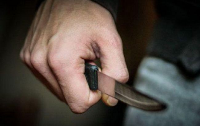 В Киеве мужчина напал с ножом на подростков, двух госпитализировали