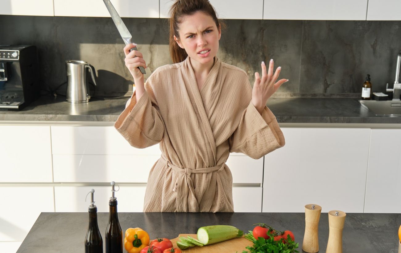 Ніж буде гострим як бритва: як за 1 хв нагострити лезо за допомогою керамічної чашки