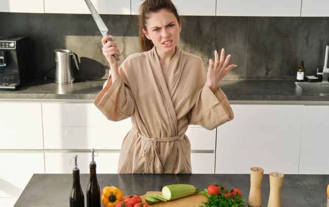 Нож будет острым как бритва: как за 1 мин наточить лезвие с помощью керамической чашки