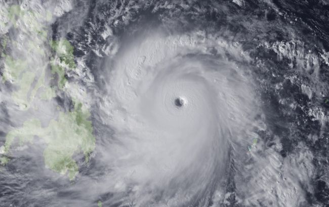 Япония информирует туристов о приближении мощного тайфуна
