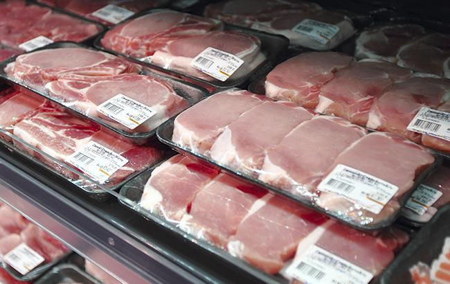 "Бачили подібне неодноразово": в супермаркеті Бучі продають м'ясо з мухами (фото)