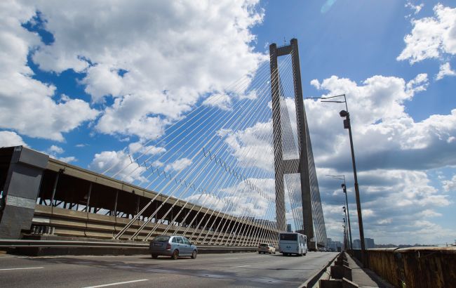 В Киеве частично ограничат движение по Южному мосту: когда и почему