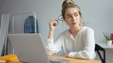 "Не каждый, у кого есть микрофон - эксперт". Как не стать жертвой дезинформации: советы из книги "Мастерская лжи"