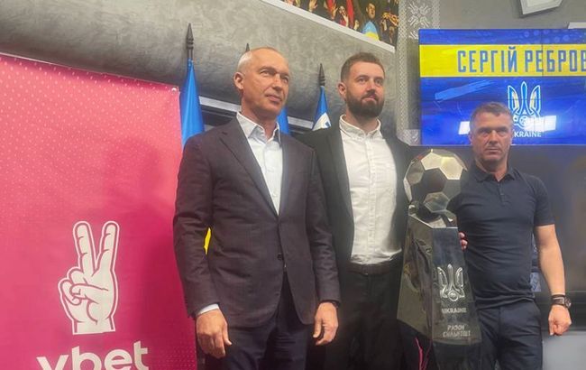 VBET Ukraine подарувала Музею футболу пам’ятний Кубок на відбудову для UNITED24