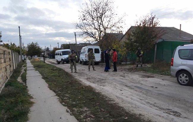 В аннексированном Крыму российские силовики провели обыски и задержали двух человек