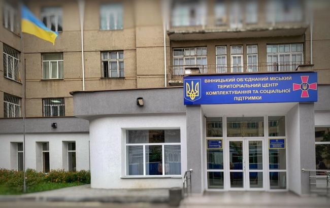 У Вінниці чоловік напав з ножем на представників ТЦК: один з військових у реанімації