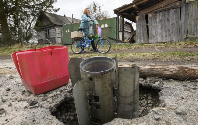 Українці перетворили рештки російської ракети на лавку і продають з неї картоплю (фото)