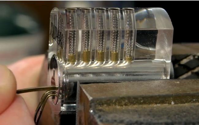 Розкрити двері буває потрібно не тільки злодіям