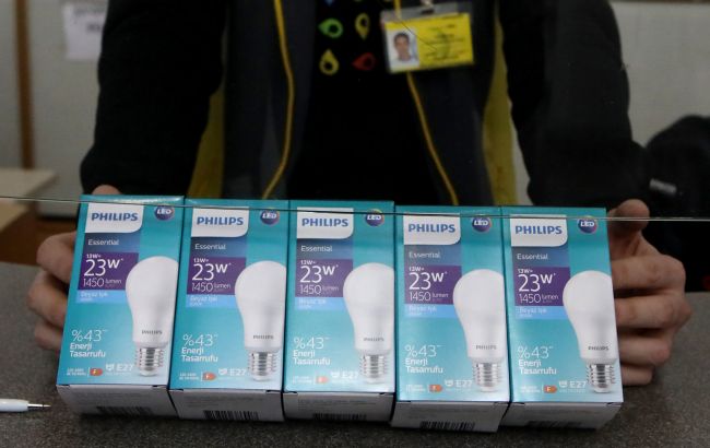 Пенсіонери зможуть отримати 5 енергоощадних ламп: "Укрпошта" назвала дату та умови