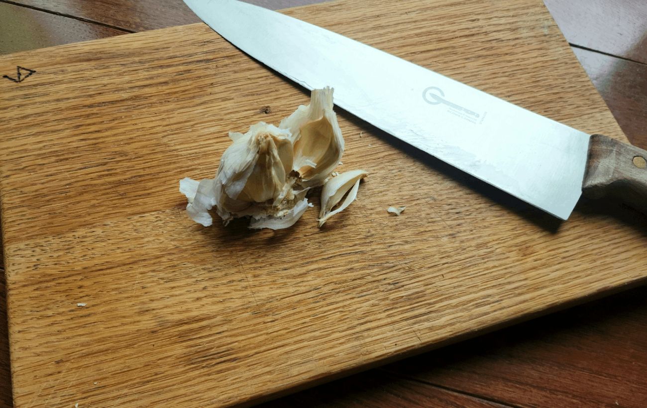 Як видалити запах і плями з обробної дошки: ефективні способи для дерева й пластику