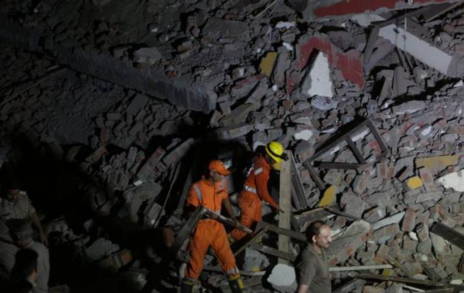 В Індії багатоповерховий будинок впав на будмайданчик, є загиблі
