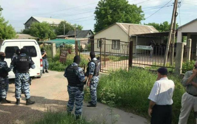 В Крыму проводят обыски у крымских татар