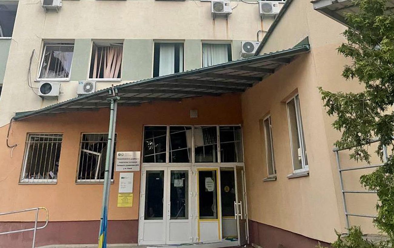 Атака РФ пошкодила будівлю податкової у Києві: що відомо про наслідки (фото)