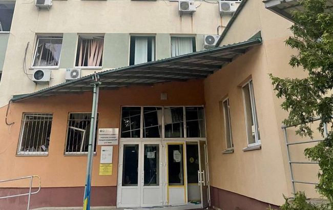Атака РФ пошкодила будівлю податкової у Києві: що відомо про наслідки (фото)