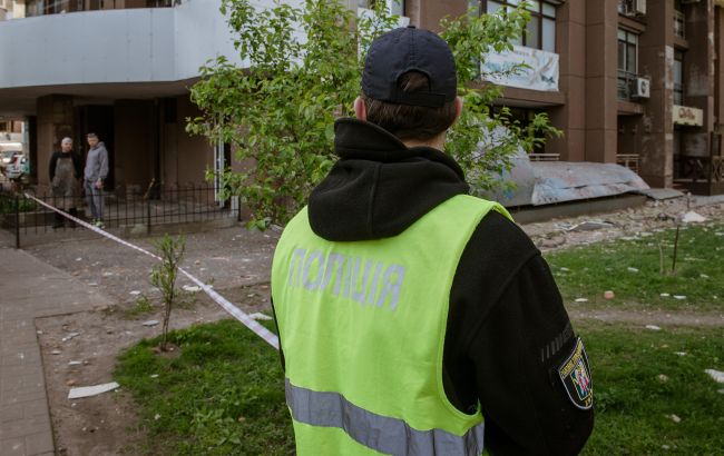 Нічна атака на Київ: поліція показала перші хвилини на місці падіння уламків