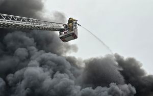 На вулицю - з маскою: Львівська ОВА попередила про забруднене повітря