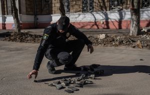 У Києві після атаки РФ знайшли уламки на території західного посольства