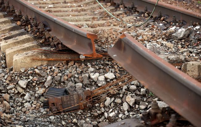 Партизаны повредили железную дорогу в Крыму: движение поездов остановлено (фото)