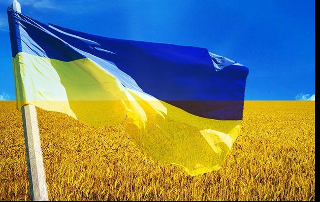 В Коктебеле вывесили украинский флаг на электропроводах