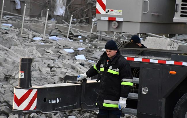 Удар по Харкову: зруйновано поверх одного з під'їздів, відомо вже про трьох постраждалих