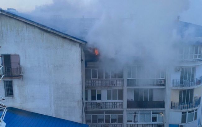 В Одесі горить житловий будинок