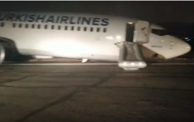 В аэропорту Одессы во время посадки у Boeing 737 сломалось переднее шасси