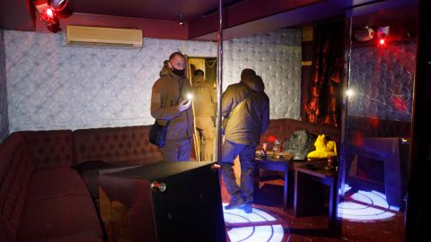 В Одессе спасатели силой остановили вечеринку: хозяева клуба с кулаками бросились на полицию