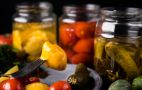 5 фатальних помилок при домашній консервації: розсіл мутніє і зриває кришки