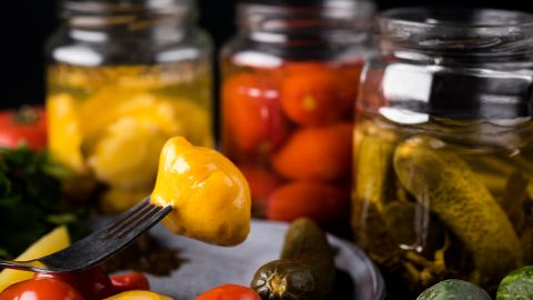 5 фатальних помилок при домашній консервації: розсіл мутніє і зриває кришки