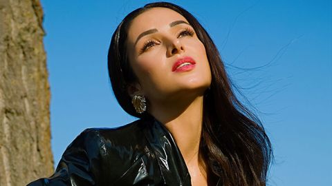 Злата Огнєвіч в сексуальному топі похвалилася красою і стрункістю