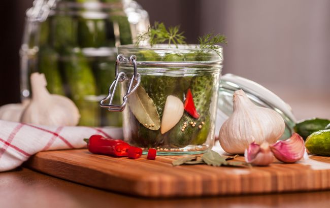 Шеф-кухар дав рецепт маринованих огірків за 10 хвилин: швидко і смачно
