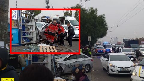 У Києві таксист влетів у зупинку з людьми: з'явилося відео моменту ДТП