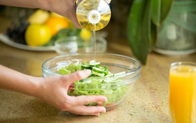Які салати не варто заправляти рослинною олією: перевірте список інгредієнтів