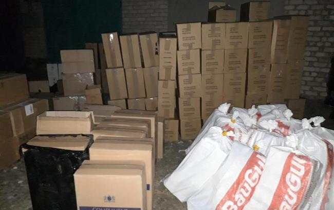 В Донецькій області викрили базу контрабандних цигарок на понад 3 млн грн
