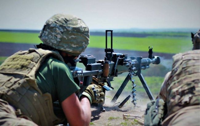 Сутки на Донбассе: боевики обстреляли участок разведения, ранили военного