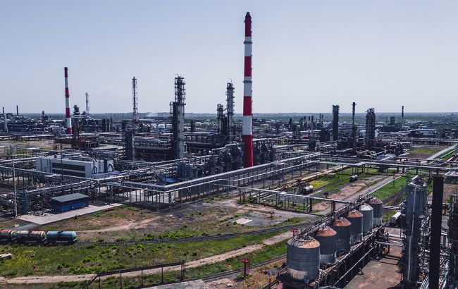 Пролетели 1400 км: дальнобойные дроны СБУ поразили один из ведущих НПЗ РФ, - источники