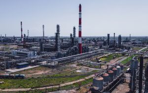 Пролетіли 1400 км. Дрони СБУ уразили російський НПЗ в Орську (фото, відео)