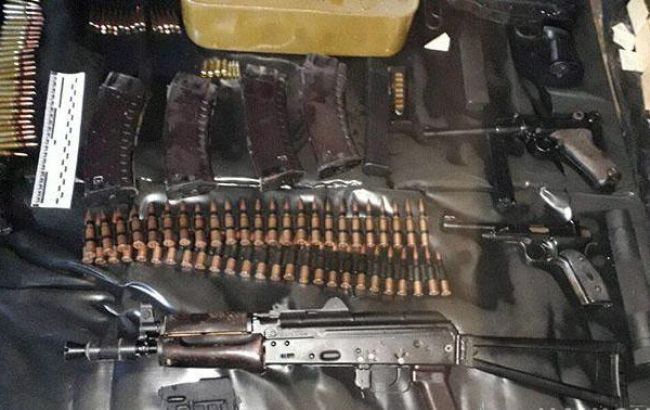 В Мариуполе в гараже обнаружили крупный арсенал оружия