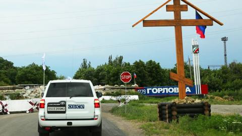 "Ограждение, убогость, заваленные мешками окна": в сети показали, как выглядит оккупированная Горловка