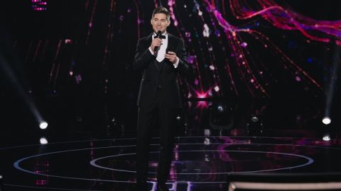 Владимир Остапчук зачитает рэп во время четвертого эфира слепых прослушиваний шоу Голос страны-10