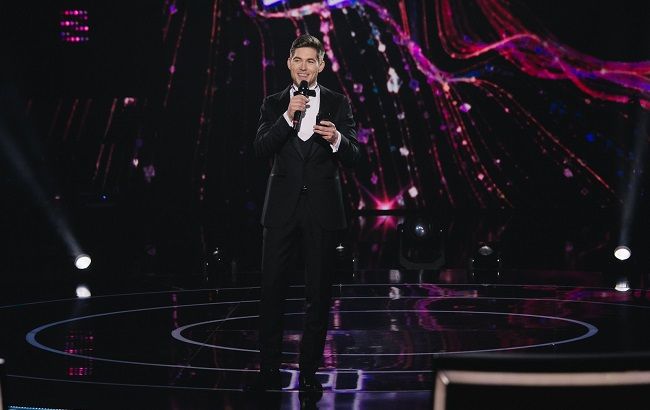 Владимир Остапчук зачитает рэп во время четвертого эфира слепых прослушиваний шоу Голос страны-10