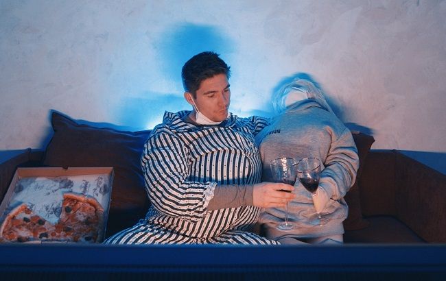 Плюс 15 кг и в объятьях надувной куклы: Владимир Остапчук показал жизнь на карантине