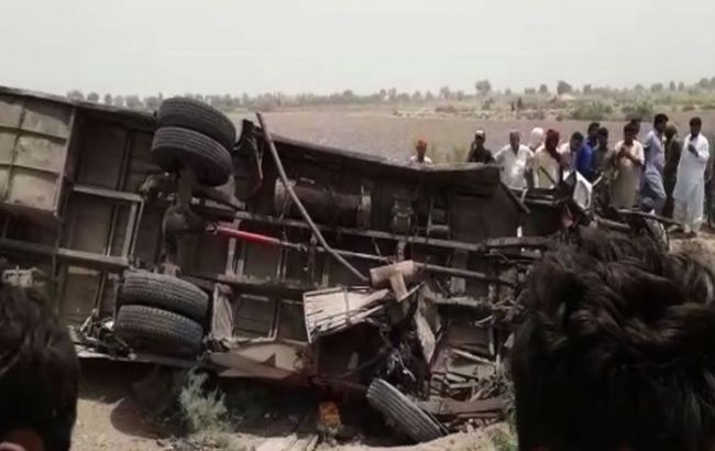 У Пакистані через ДТП з автобусом загинули 10 осіб
