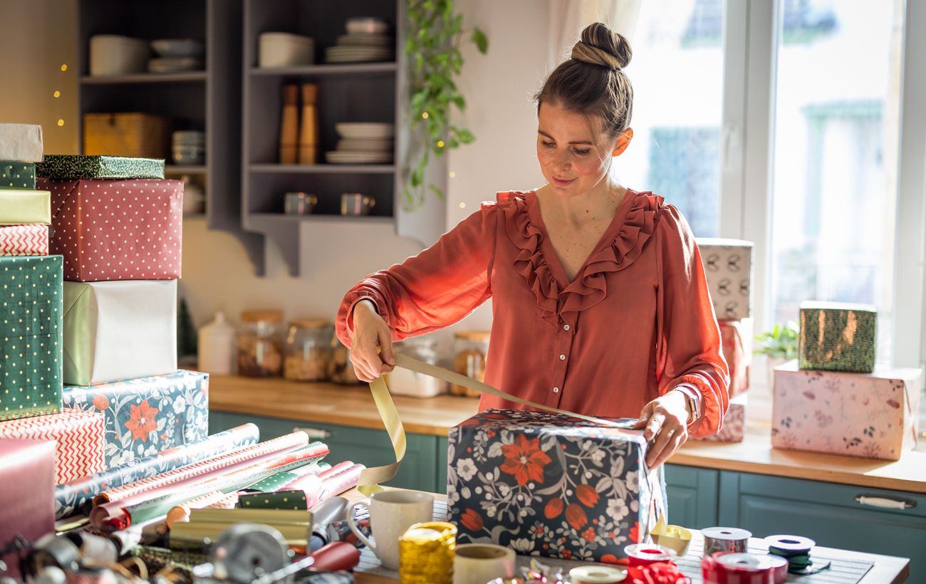 Як красиво запакувати подарунки на Новий рік: поради експертки, яка працювала з королівською родиною