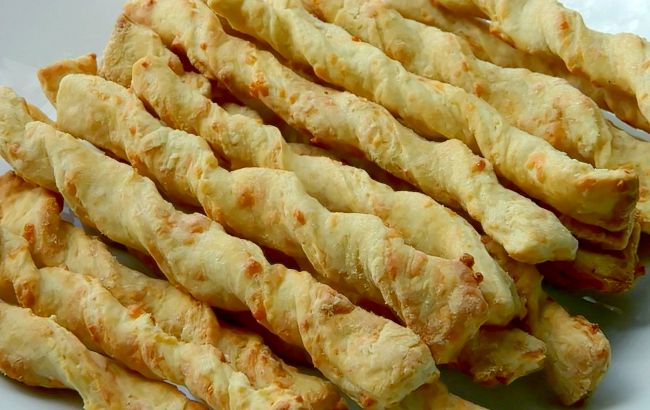 Хрусткі сирні палички за 20 хвилин: найпростіший рецепт смачної закуски