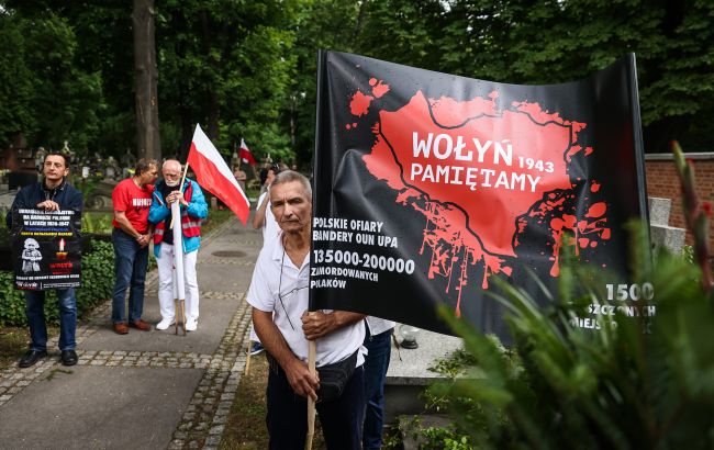 Популістська риторика Польщі перетворила українців на мішень, - Politico