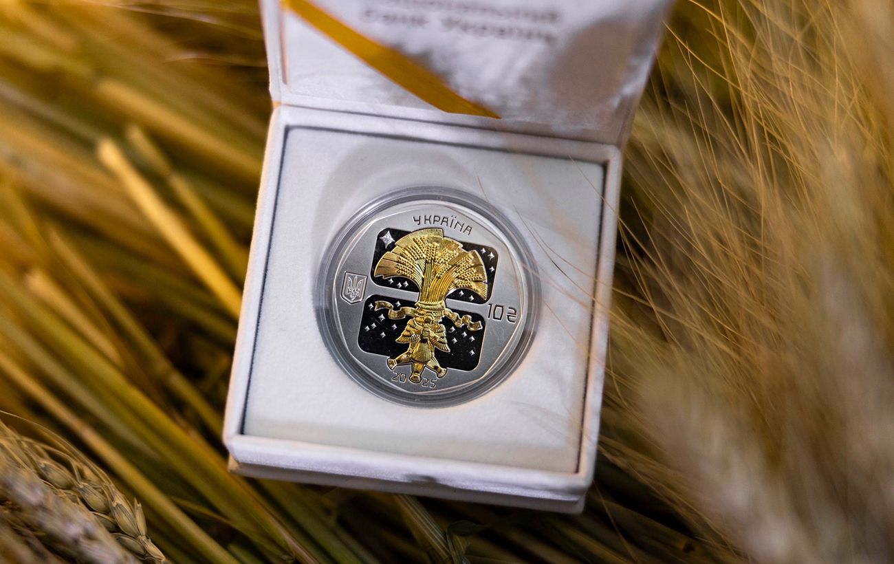 "Дух Різдва": НБУ представив унікальну срібну монету з діамантом (фото)