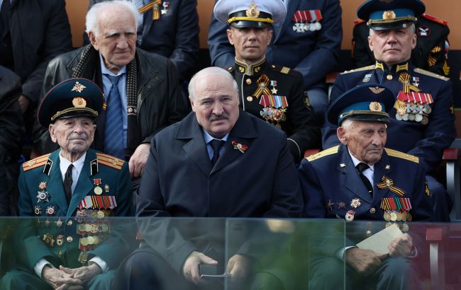 Даже не остался на обед с Путиным. Лукашенко прямо с парада поехал обратно в Минск, - СМИ