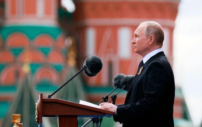 Почитал с листочка и "возложил цветы Киеву": в сети обратили внимание на странное поведение Путина на параде